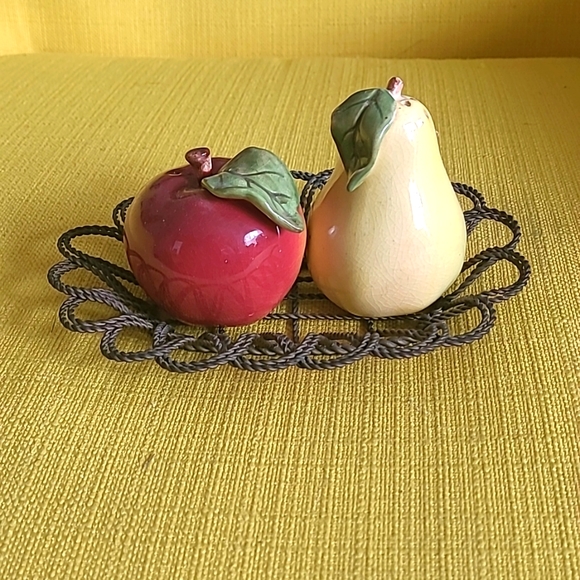 SALT AND PEPPER SHAKERS, SET OF 4, 2 WITH TRAY. - Picture 5 of 5